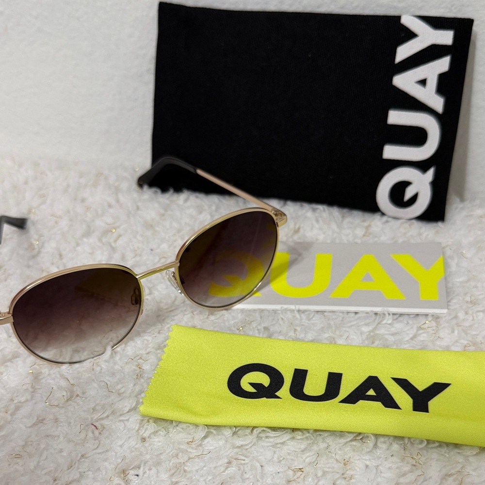 Quay Loop Me In round sunglasses with a gold metal frame and brown gradient lens
